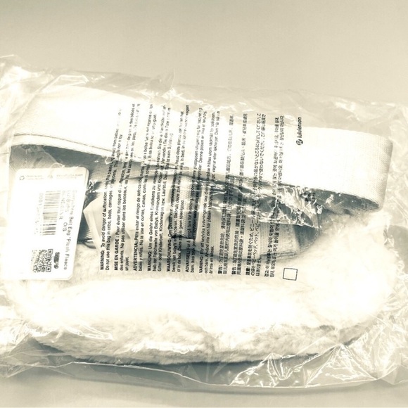 Authentic LULULEMON Plush Fleece Everywhere Belt Bag 1L Bone/ Silver NEW
NEW - Picture 9 of 12